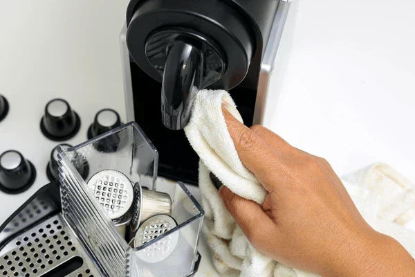 Koffiezetapparaat ontkalken zonder azijn: 7 huis‑trucjes die écht werken - ViralCleaning