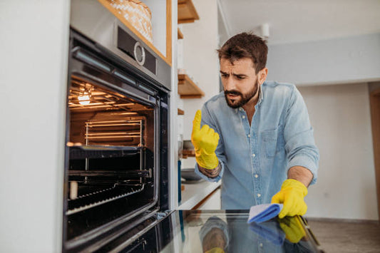 Oven schoonmaken: zo krijg je een aangekoekte oven weer blinkend schoon - ViralCleaning